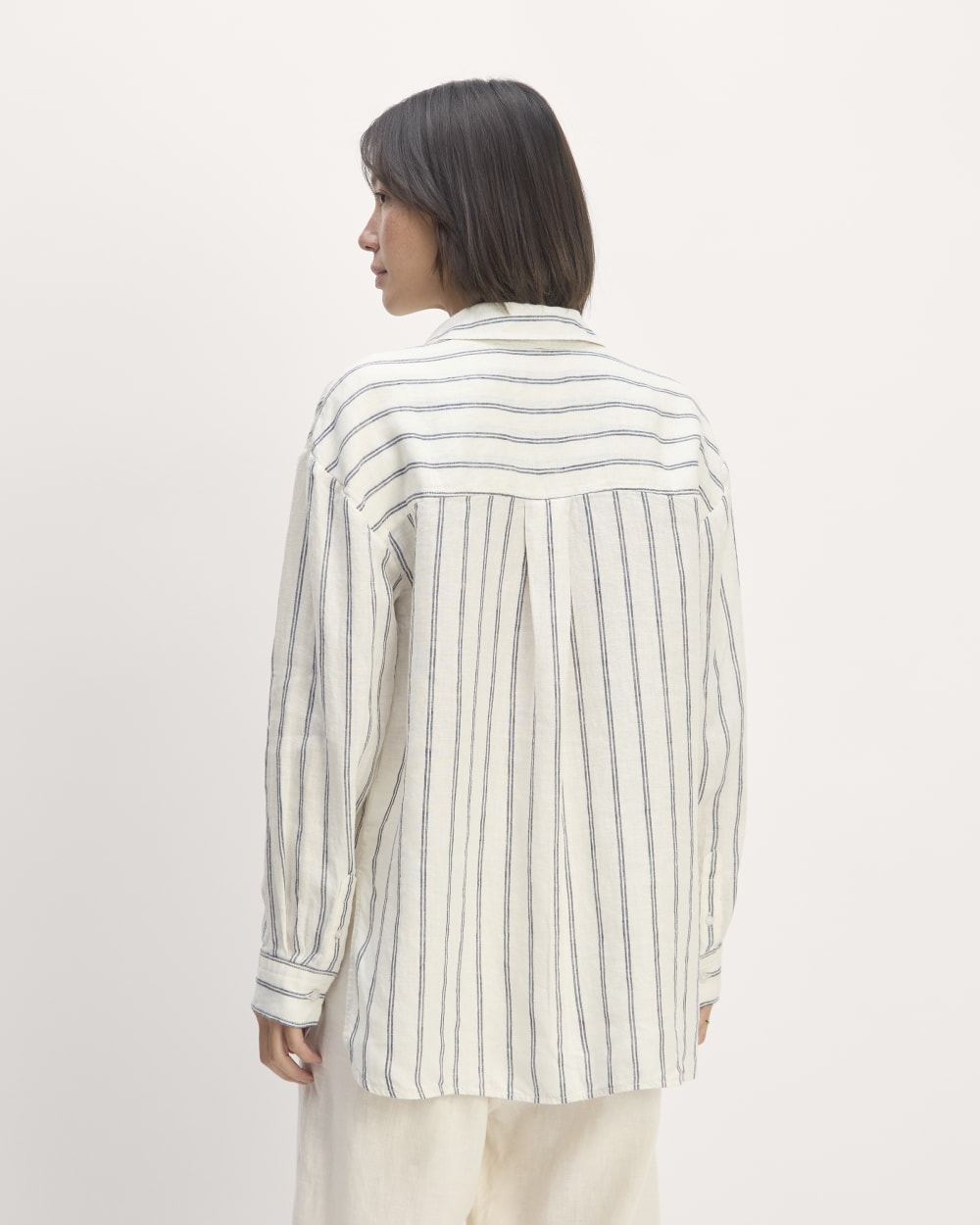 The Boyfriend Shirt in Linen | Bone / Navy