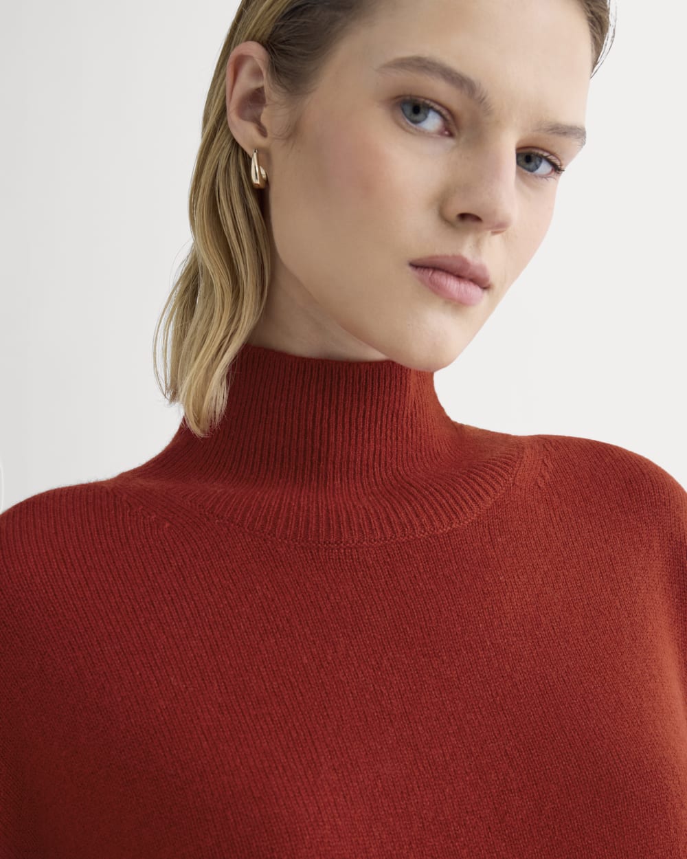 The Boxy Turtleneck in Cashmere | Berry Red