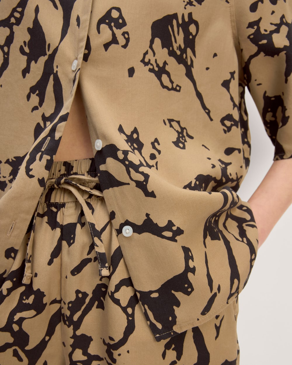 The Short-Sleeve Shirt in Butterlite | Black / Cornstalk Abstract