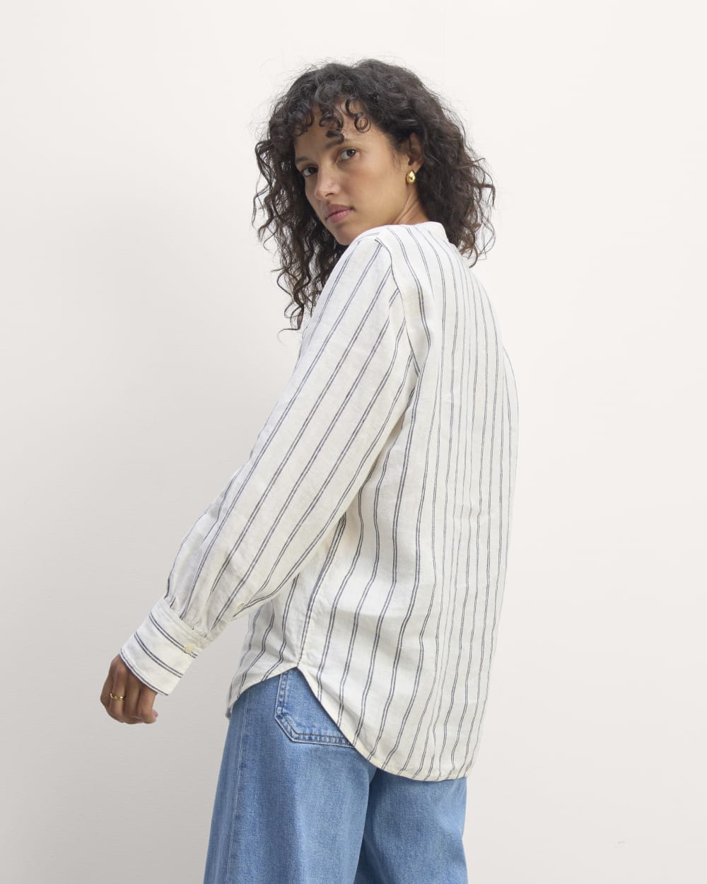 The Henley Shirt in Linen | Bone / Navy