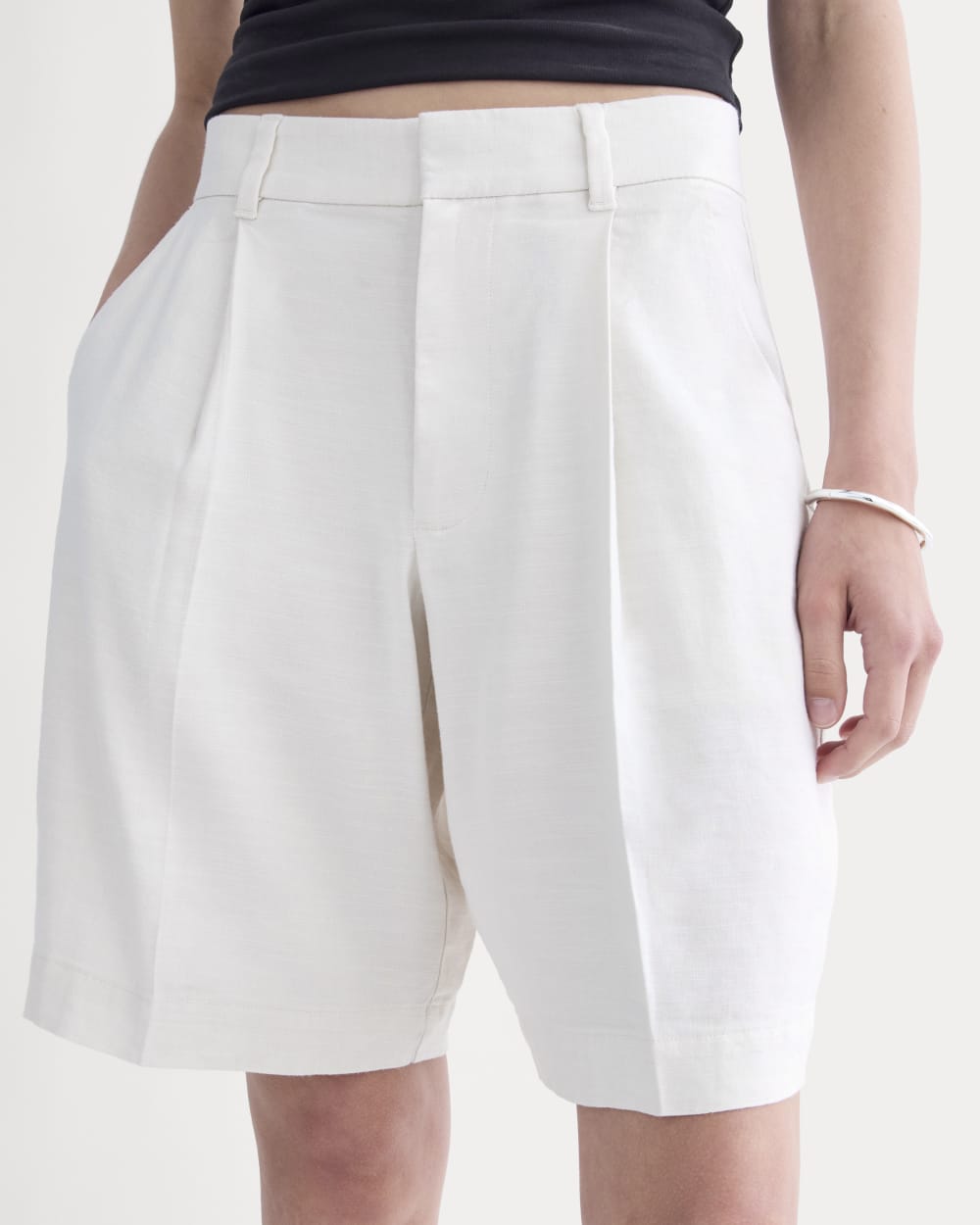 The Pleated Short in Stretch Linen | Natural Chambray