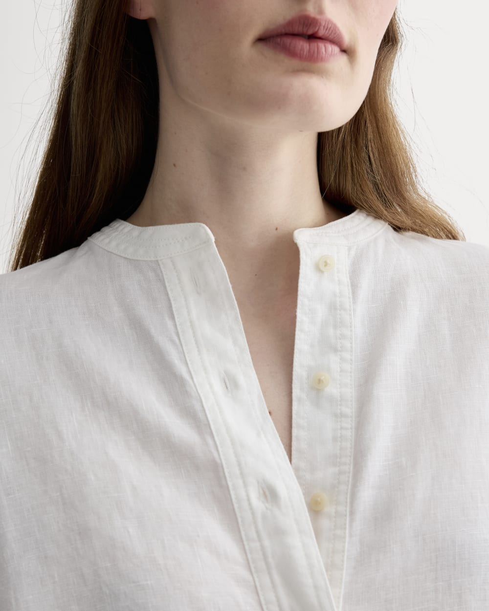 The Henley Shirt in Linen | White