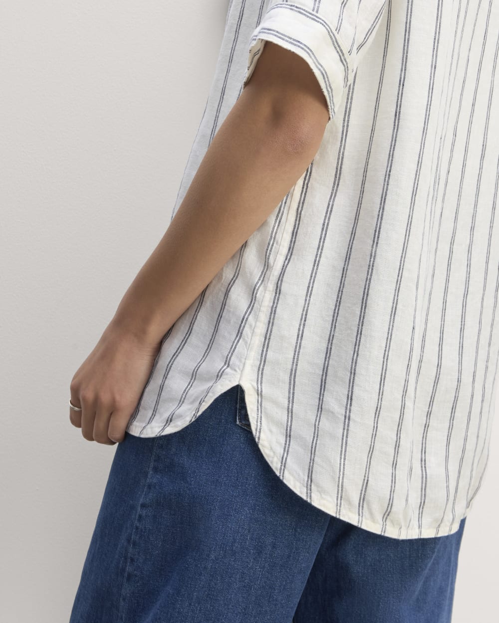 The Bib Shirt in Linen | Bone / Navy