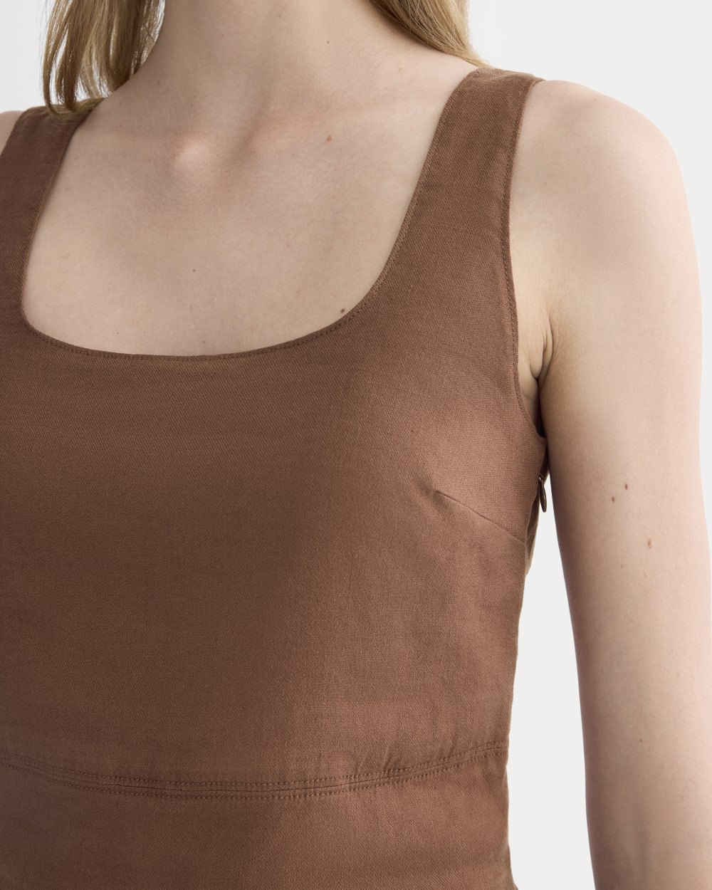 The Square Tank in Stretch Linen | Cedarwood
