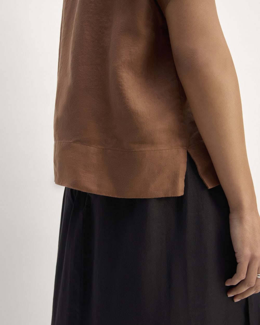 The Notch Shirt in Linen | Carob Brown