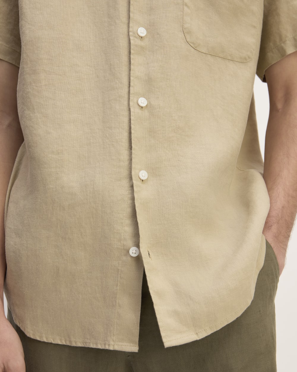 The Classic Short-Sleeve Shirt in Linen | Trench Coat Khaki