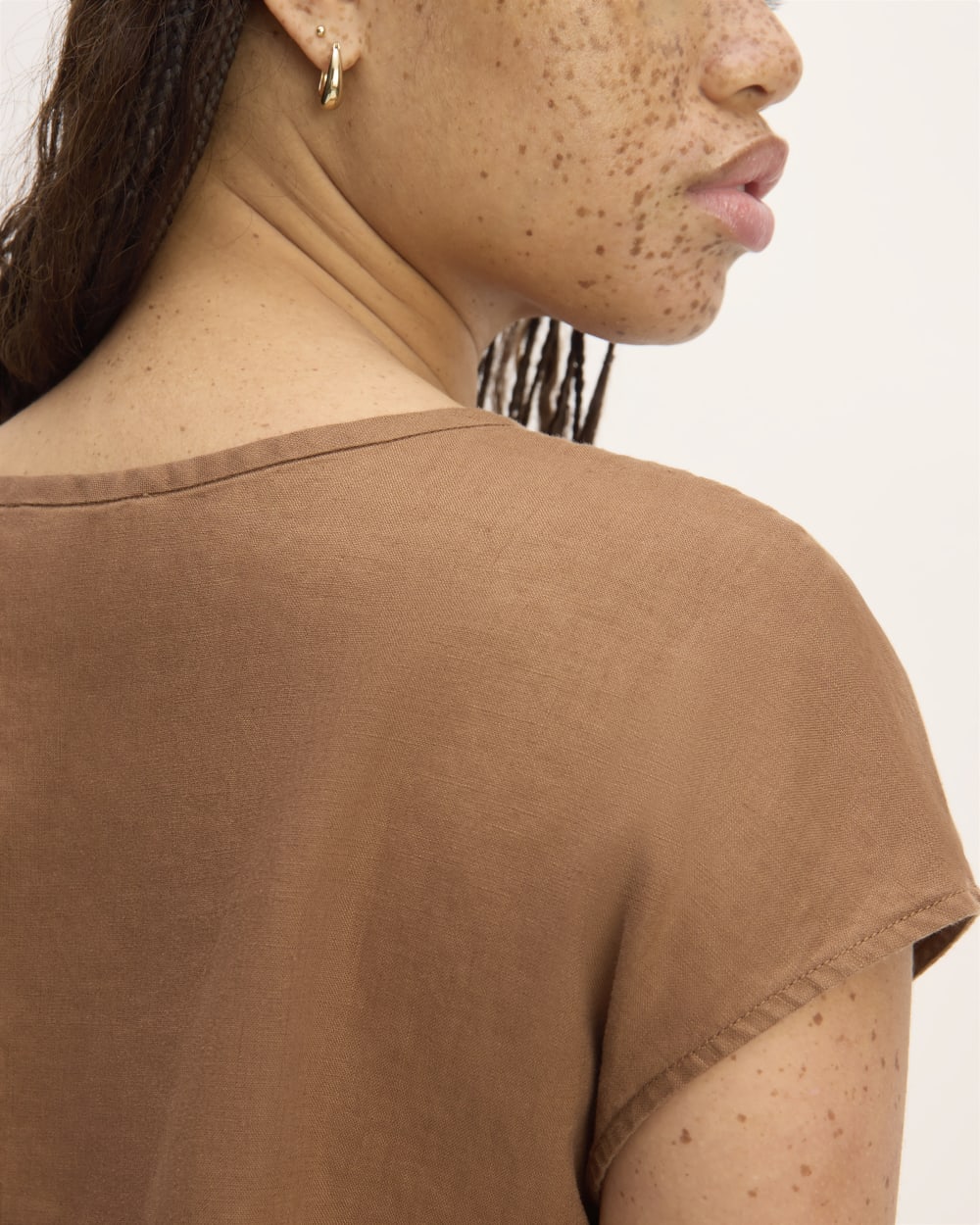 The Muscle Top in Linen | Carob Brown