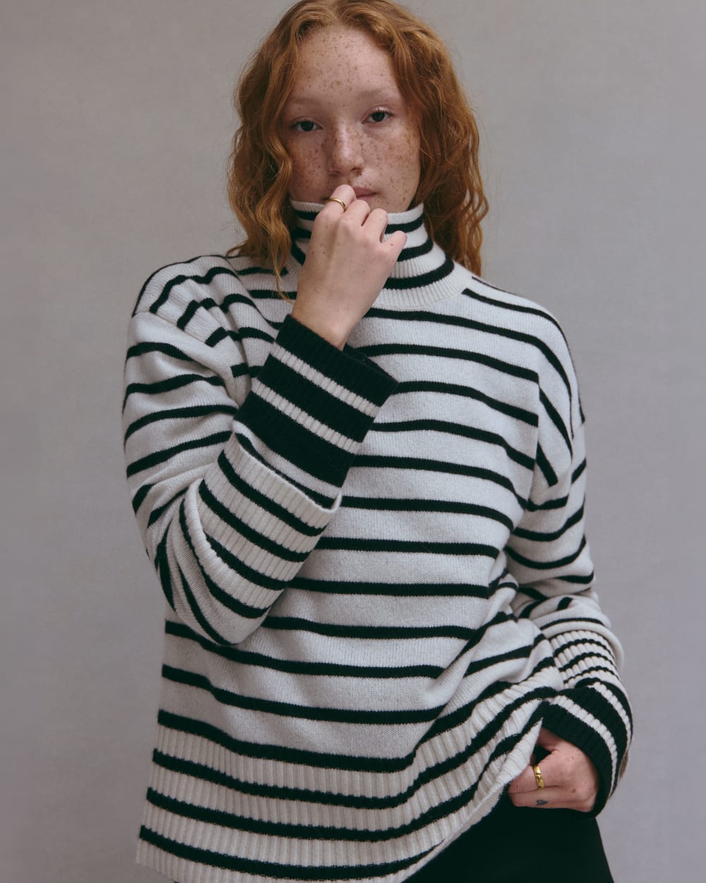 The Boxy Turtleneck in Cashmere | Bone / Black