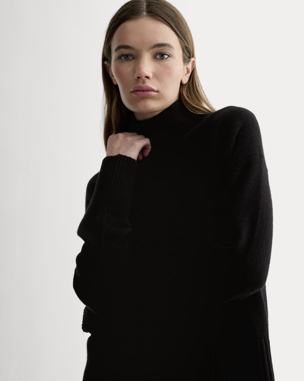 The Boxy Turtleneck in Cashmere | Black