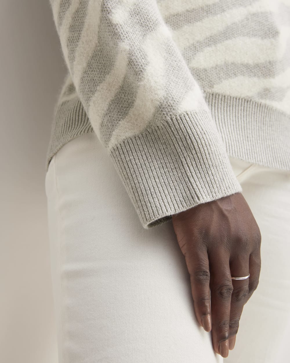 The Alpaca Tiger Jacquard Crewneck | Heathered Grey / Snow