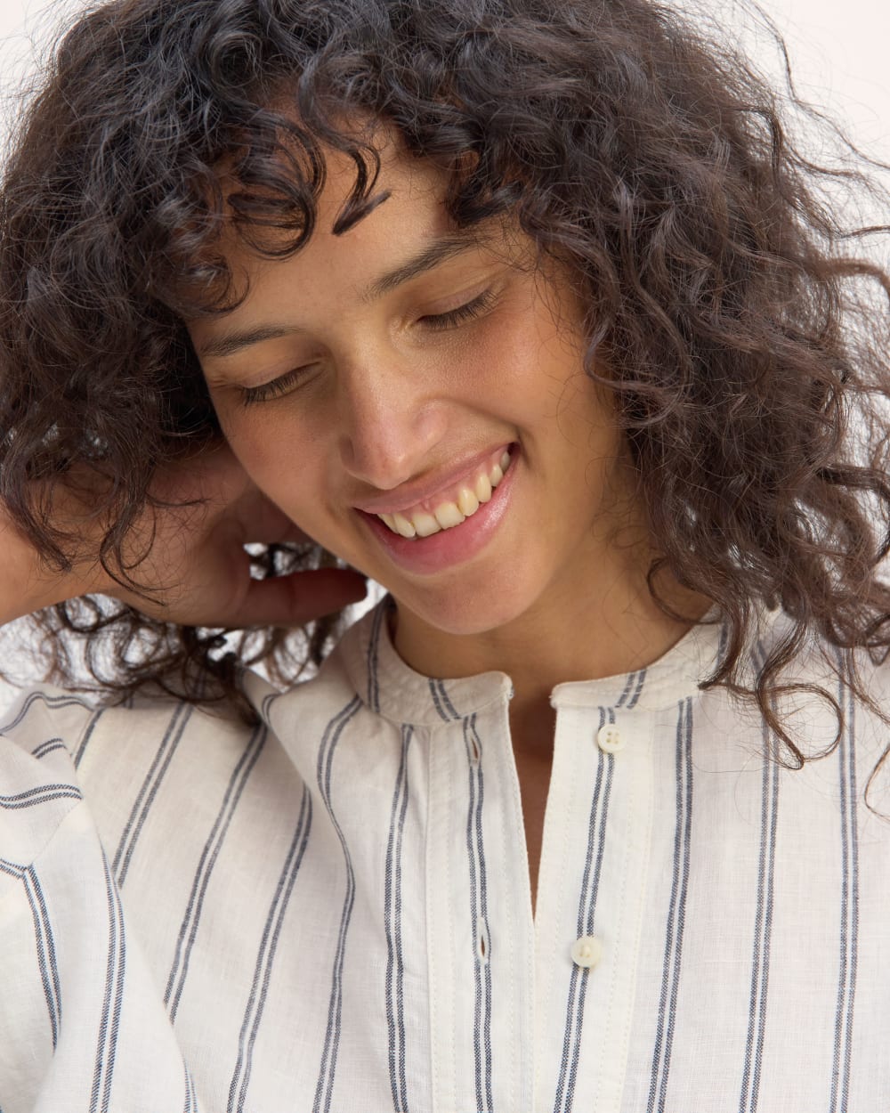 The Henley Shirt in Linen | Bone / Navy