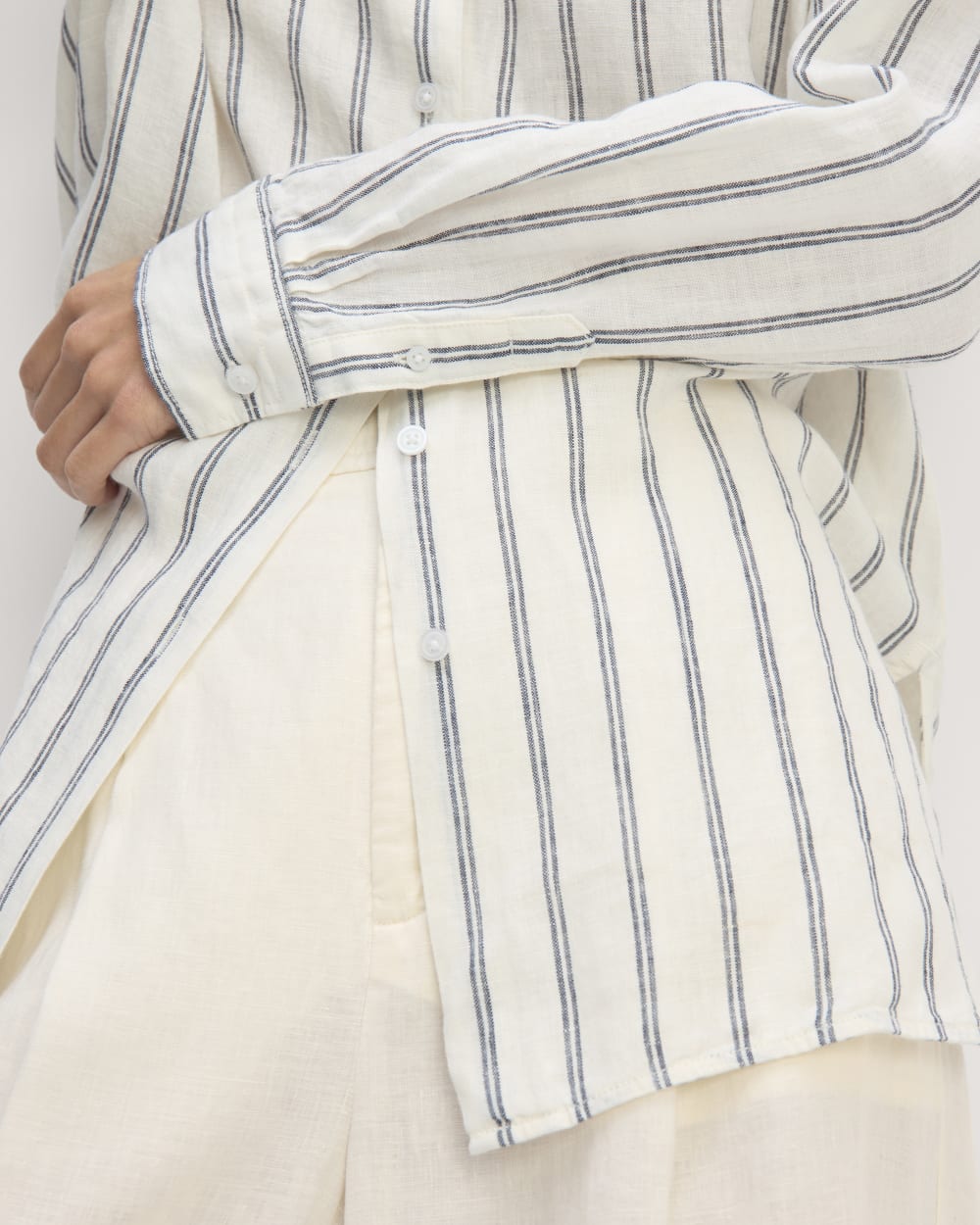 The Boyfriend Shirt in Linen | Bone / Navy