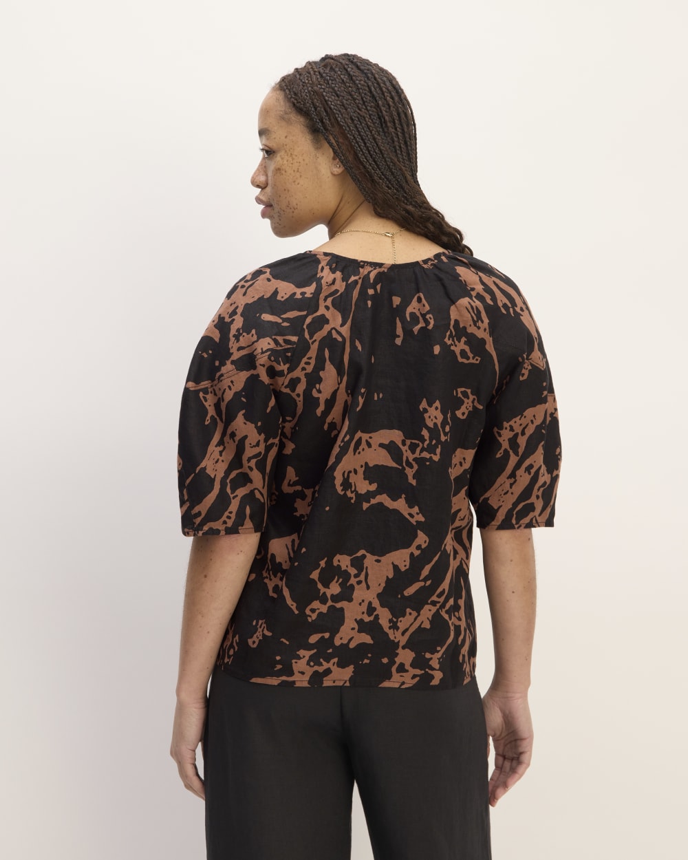 The Scoop Top in Linen | Carob Brown Abstract