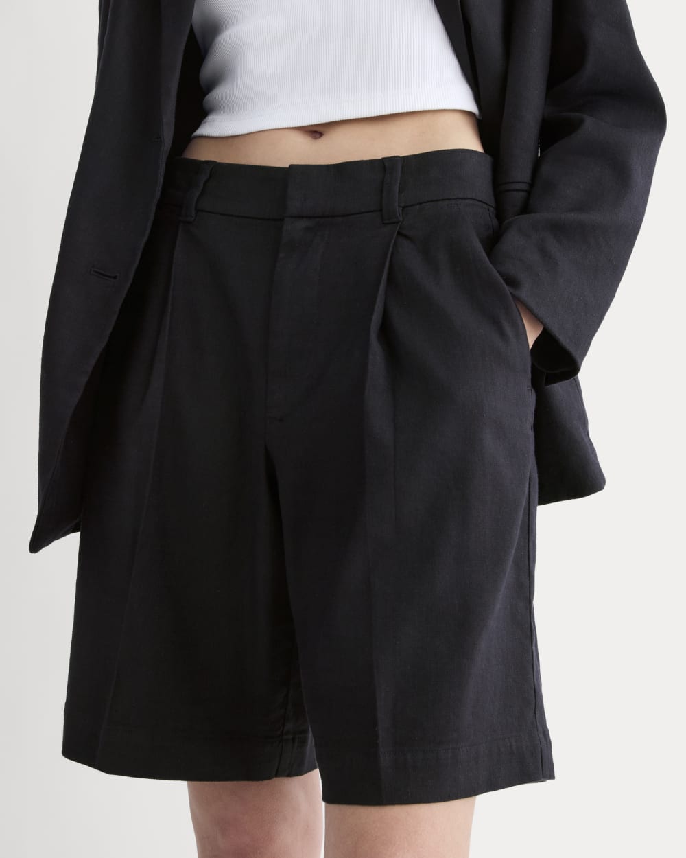 The Pleated Short in Stretch Linen | Black