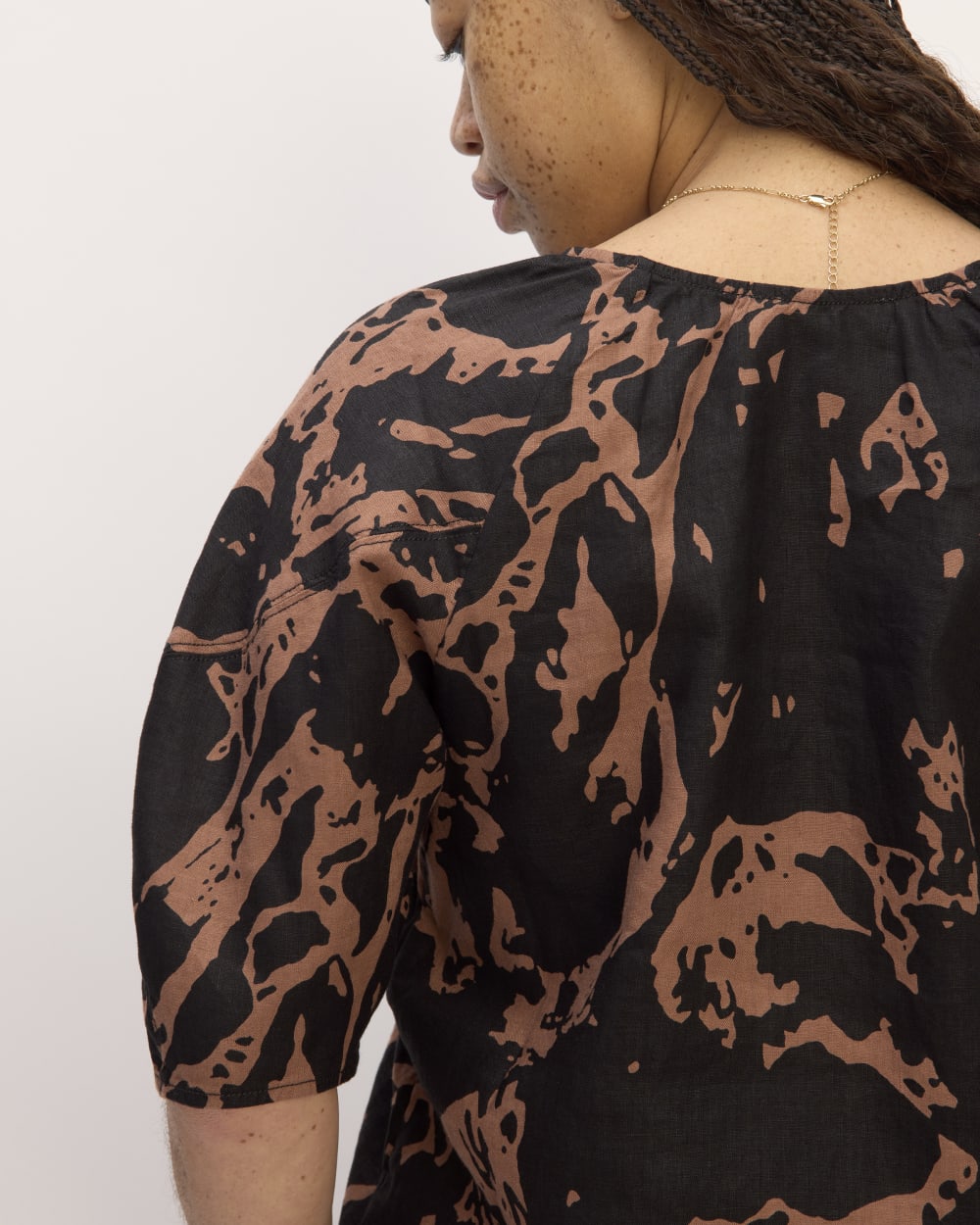 The Scoop Top in Linen | Carob Brown Abstract