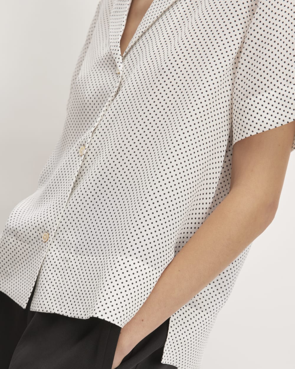 The Notch Shirt in Washable Silk | Bone / Black Polka Dot