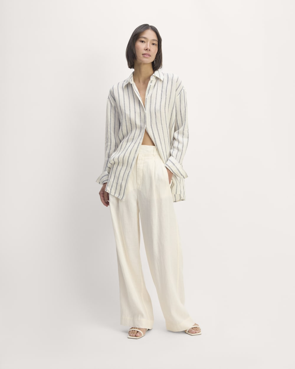 The Boyfriend Shirt in Linen | Bone / Navy