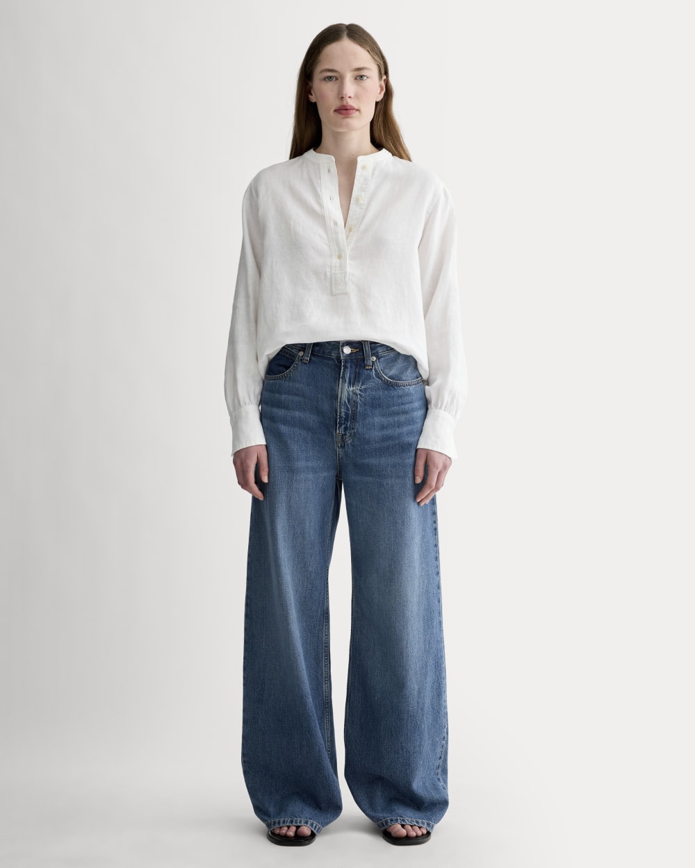 The Henley Shirt in Linen | White