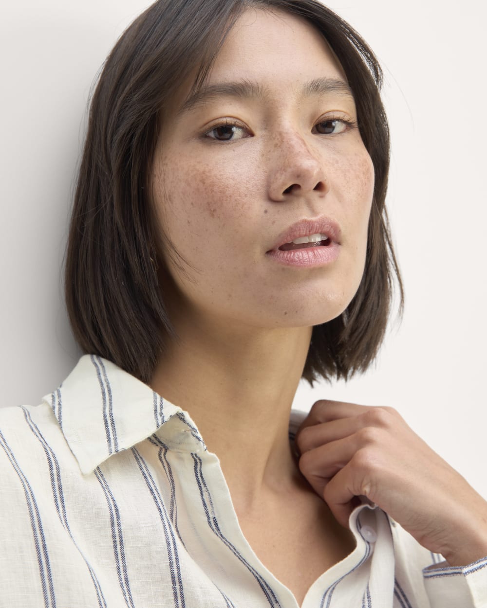 The Boyfriend Shirt in Linen | Bone / Navy