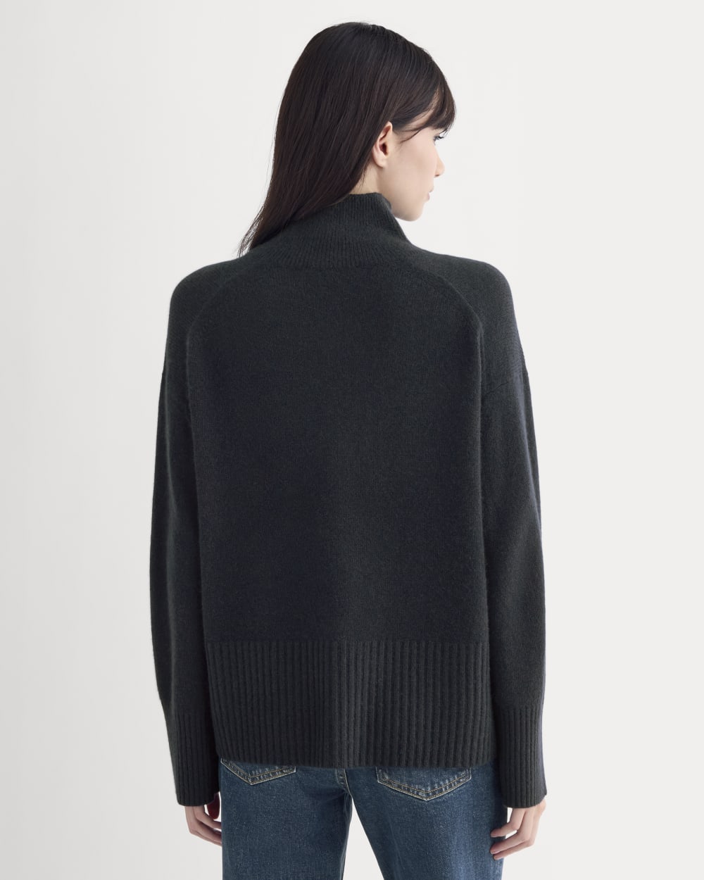 The Boxy Turtleneck in Cashmere | Navy