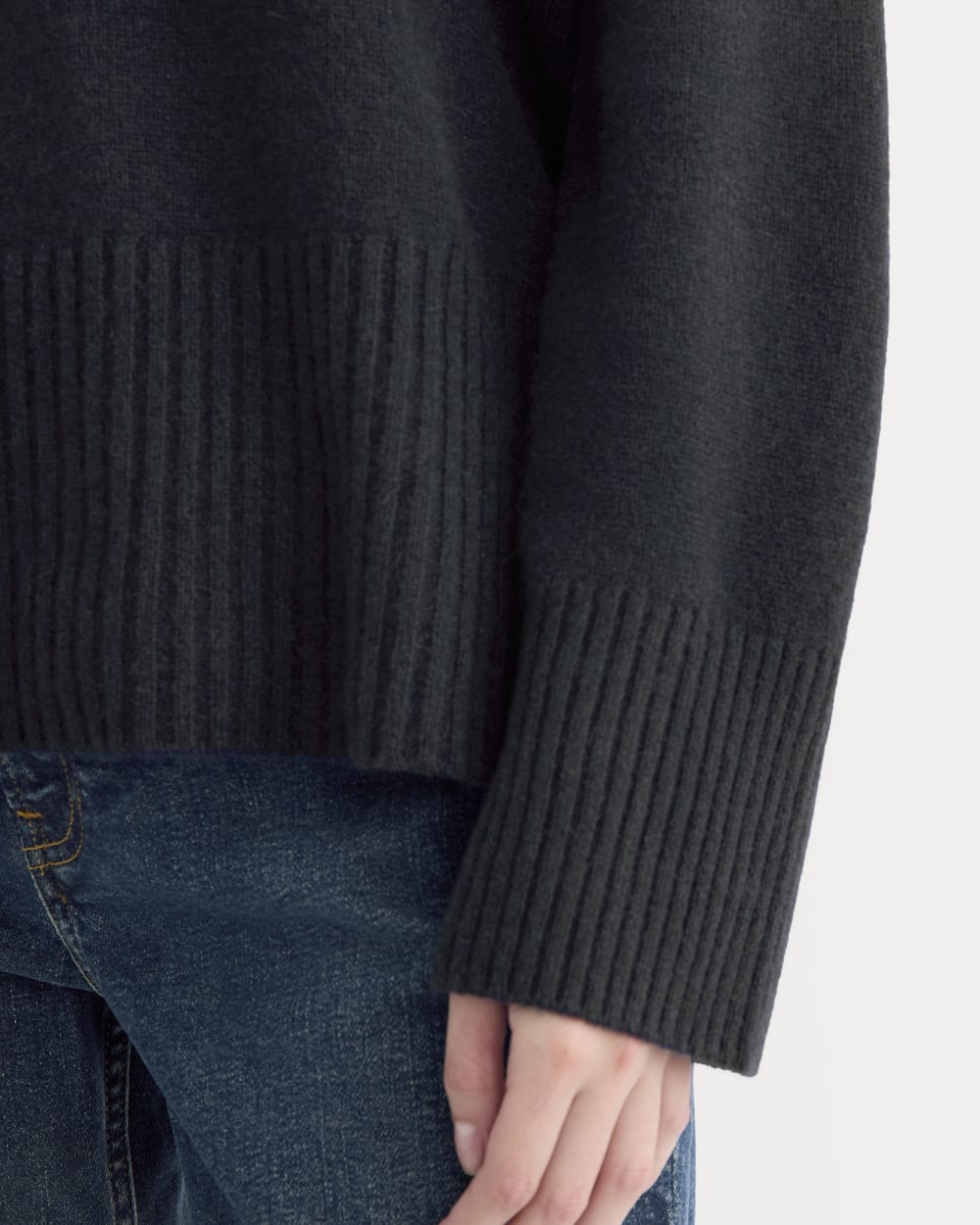 The Boxy Turtleneck in Cashmere | Navy
