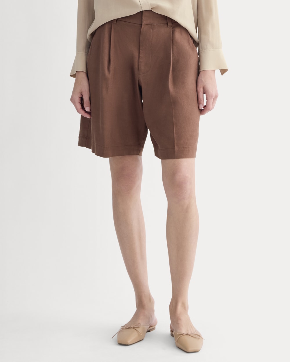The Pleated Short in Stretch Linen | Cedarwood